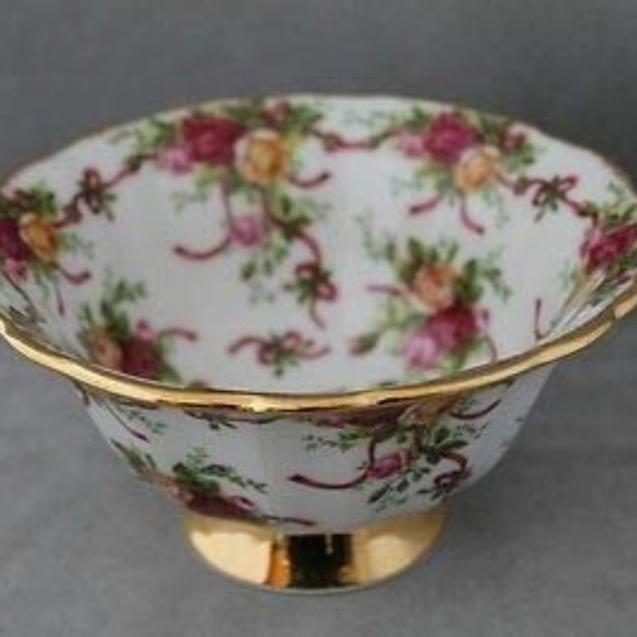 ROYAL ALBERT Old Coutry Rose Ruby Bowl. (Like New